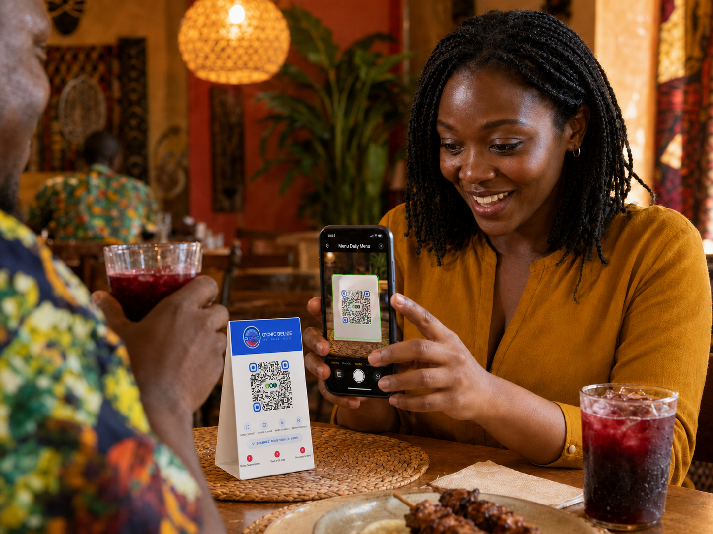Cliente souriante scannant le QR code Daily Menu à sa table avec son smartphone