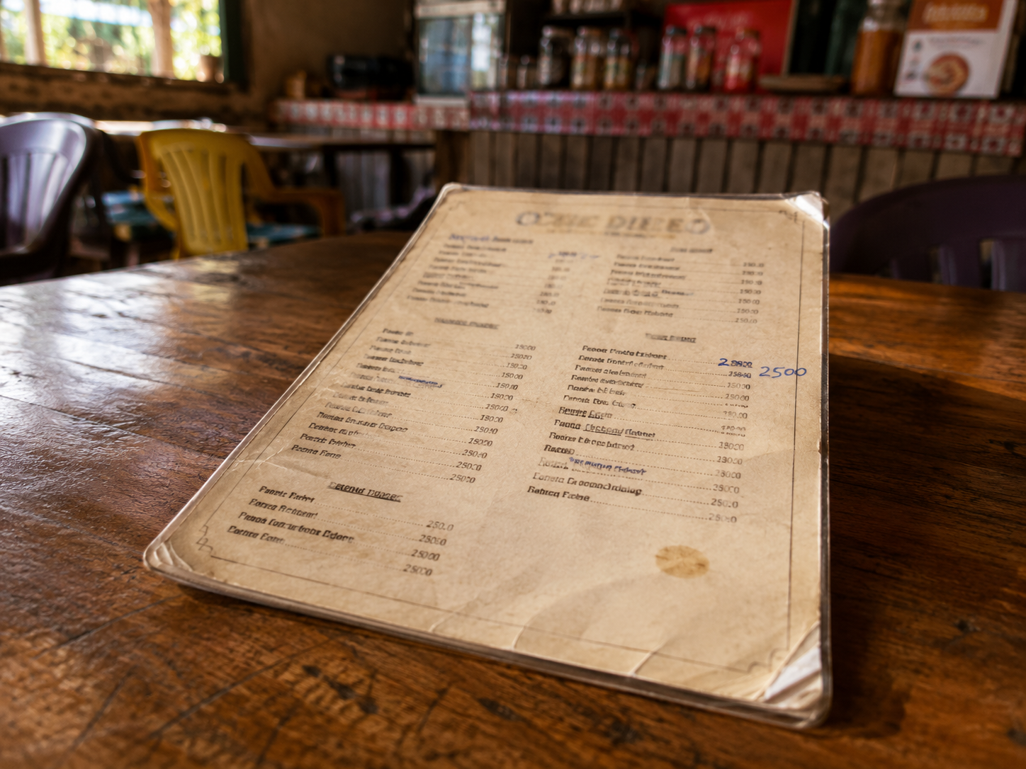 Menu papier usé et corné sur une table de restaurant